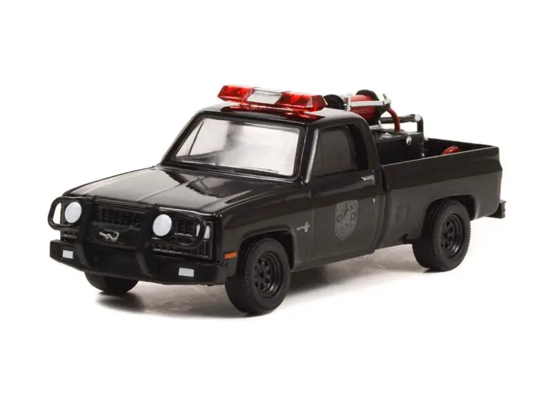 1982 Chevrolet K20 Scottsdale - Fire Department W/ Fire Equipment, Hose And Tank (Black Bandit) Series 26 Diecast 1:64 Model - Greenlight 28090C 1