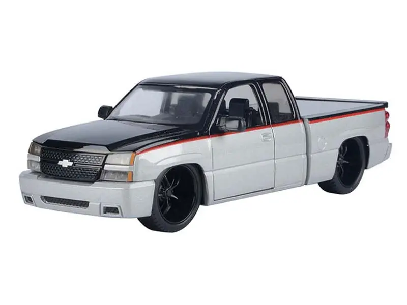 2006 Chevrolet Silverado Extended Cab Custom – Silver W/ Black Two-Tone Diecast 1:25 Scale Model - Motormax 79039Slbk 1